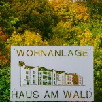 Wohnanlage Haus am Wald Ratingen - Logoschild im Eingangsbereich