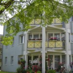 Wohnanlage Haus am Wald Ratingen - Rückseite des Hauses mit Blick auf Balkon und Terrasse